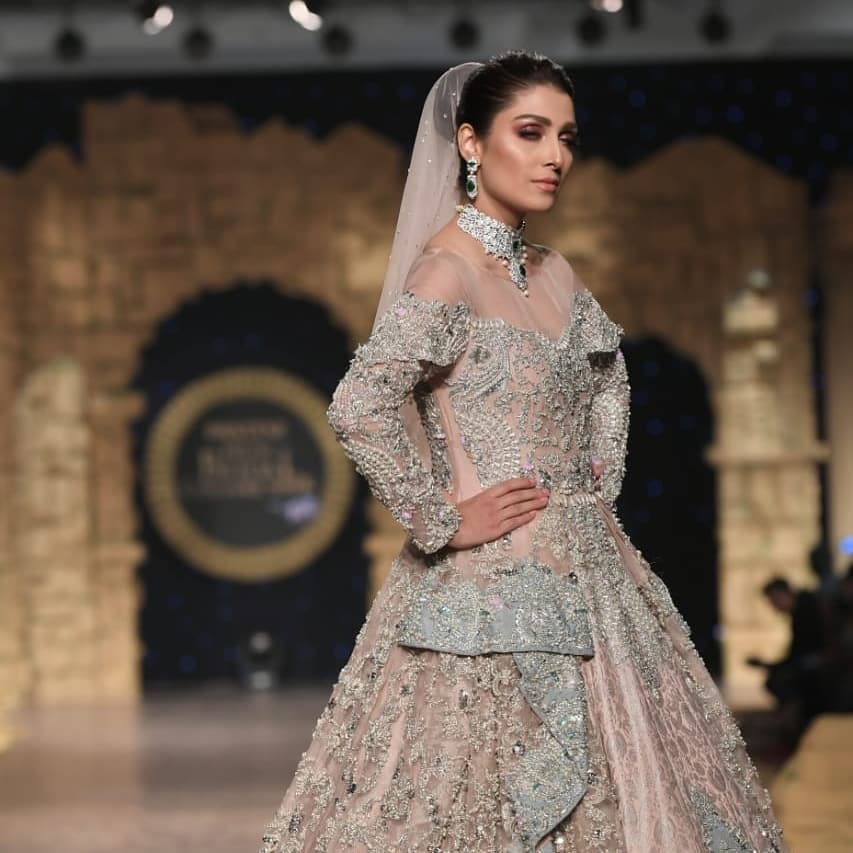 Beautiful Ayeza Khan Show Stopper for Aisha Farid at HBCW19