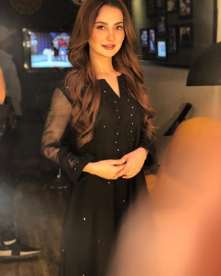 Hania Aamir looks Pretty in Black at Backstage of Jeeto Pakistan ...