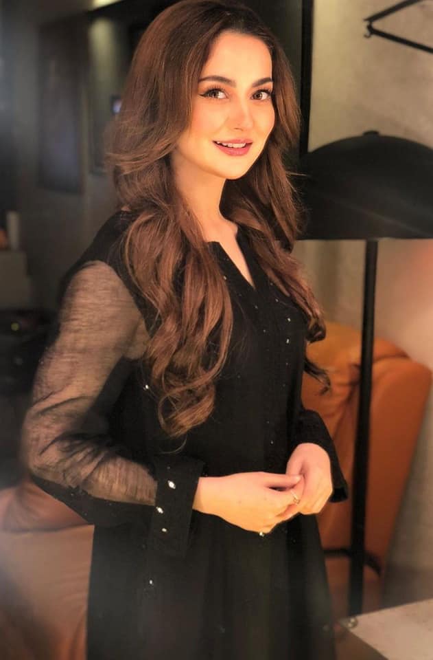 Hania Aamir looks Pretty in Black at Backstage of Jeeto Pakistan