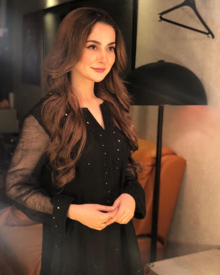 Hania Aamir looks Pretty in Black at Backstage of Jeeto Pakistan