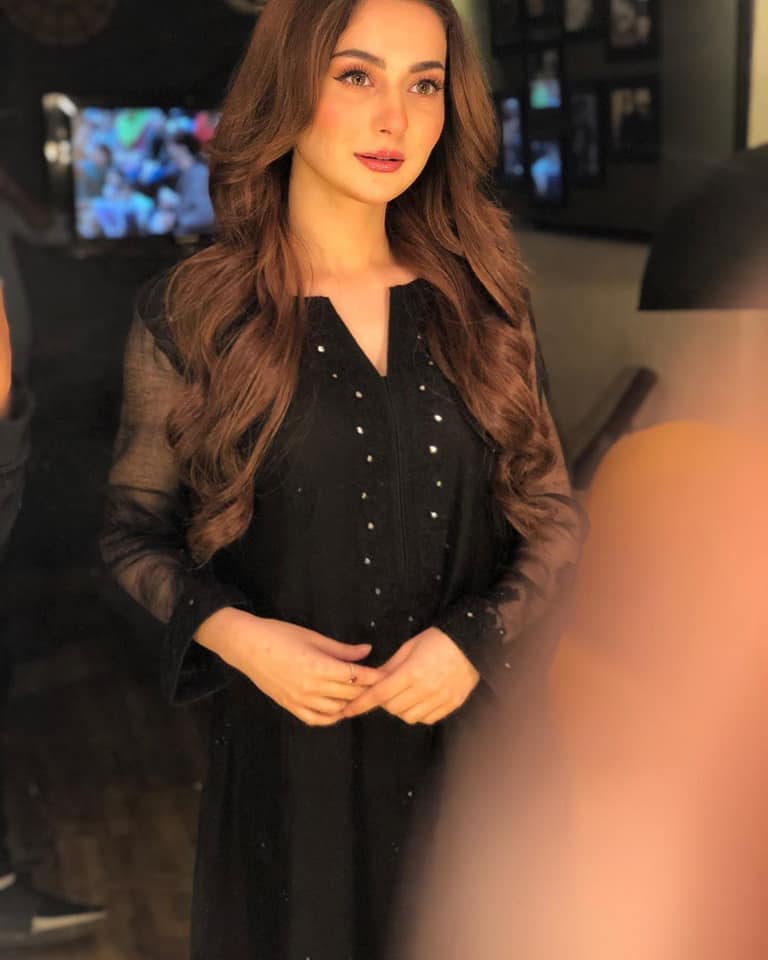 Hania Aamir looks Pretty in Black at Backstage of Jeeto Pakistan