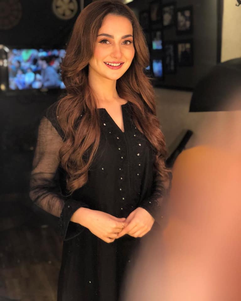 Hania Aamir looks Pretty in Black at Backstage of Jeeto Pakistan