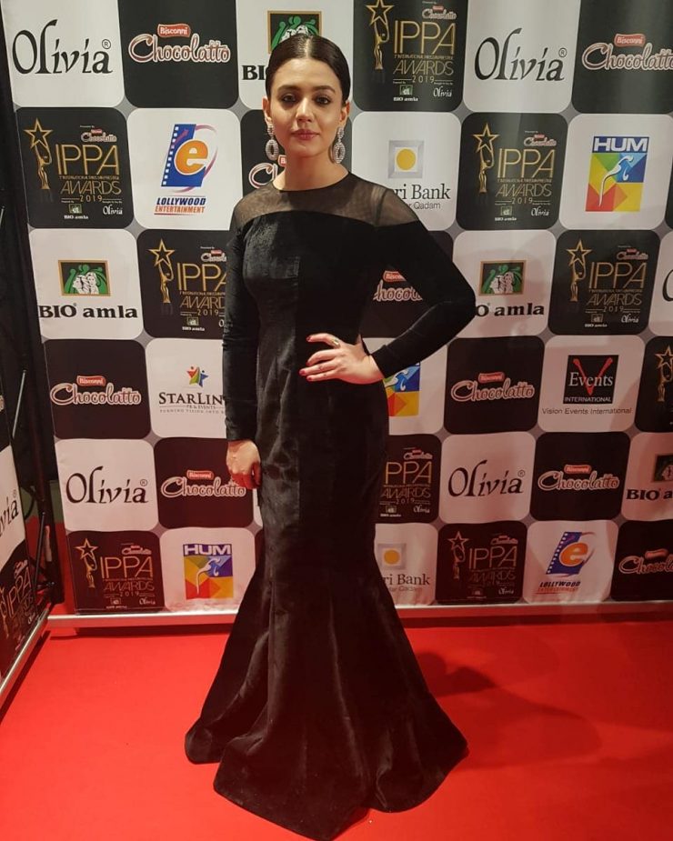 Pakistani Celebrities Spotted at the Red Carpet of IPPA Awards 2019 in