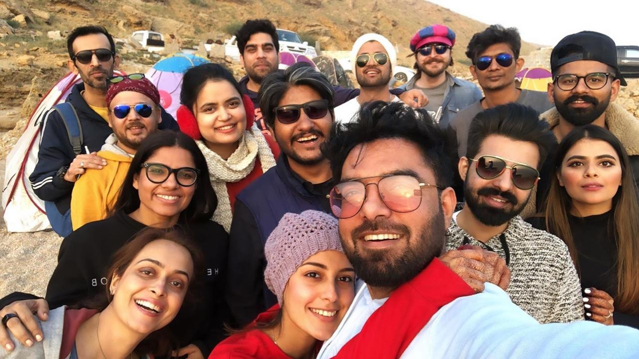 Iqra Aziz and Yasir Hussain Spending their Evening and Camping at Beach