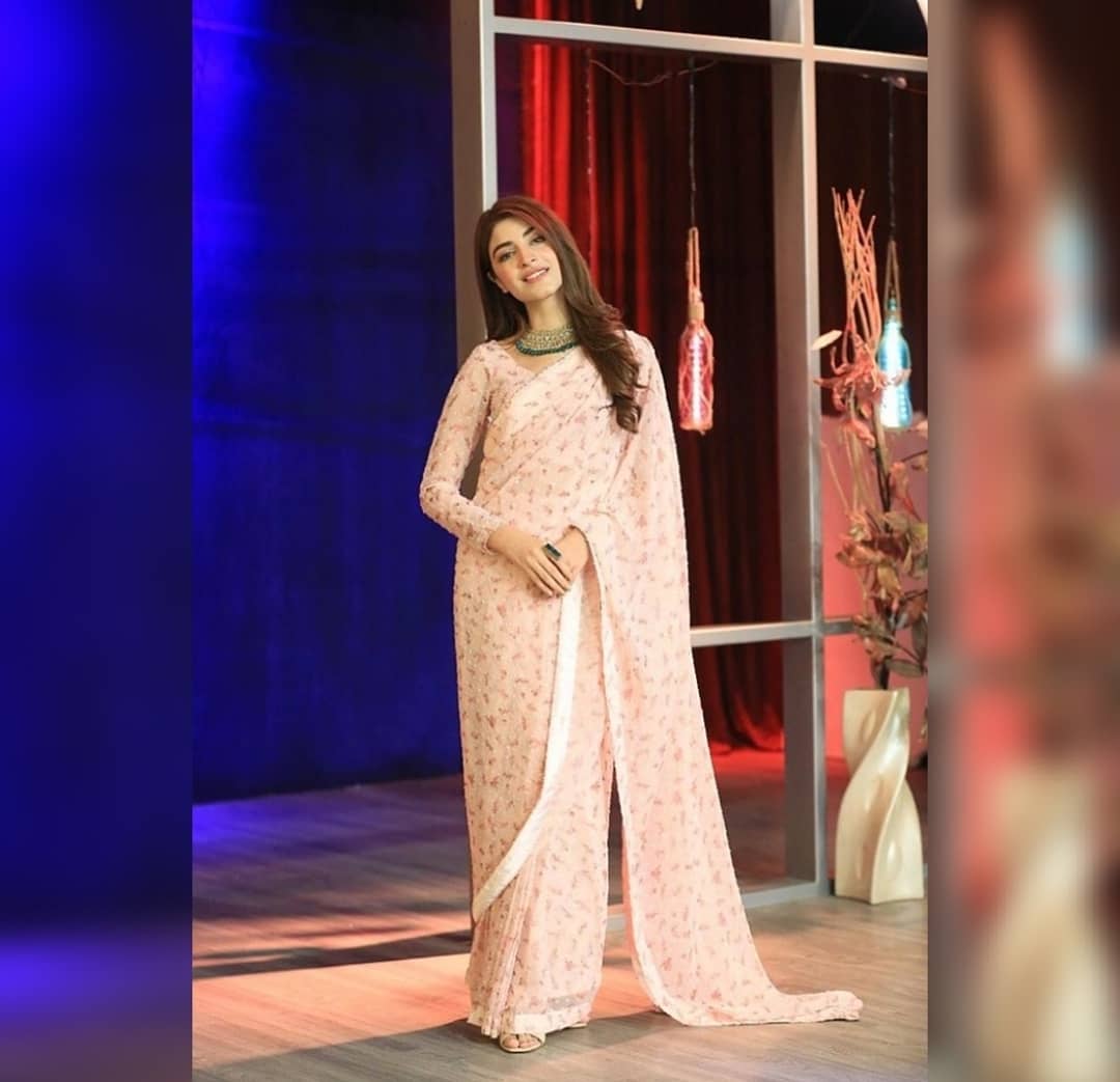 Kinza Hashmi looks stunning in this Beautiful Saree on the set of Bol Nights with Ahsan Khan