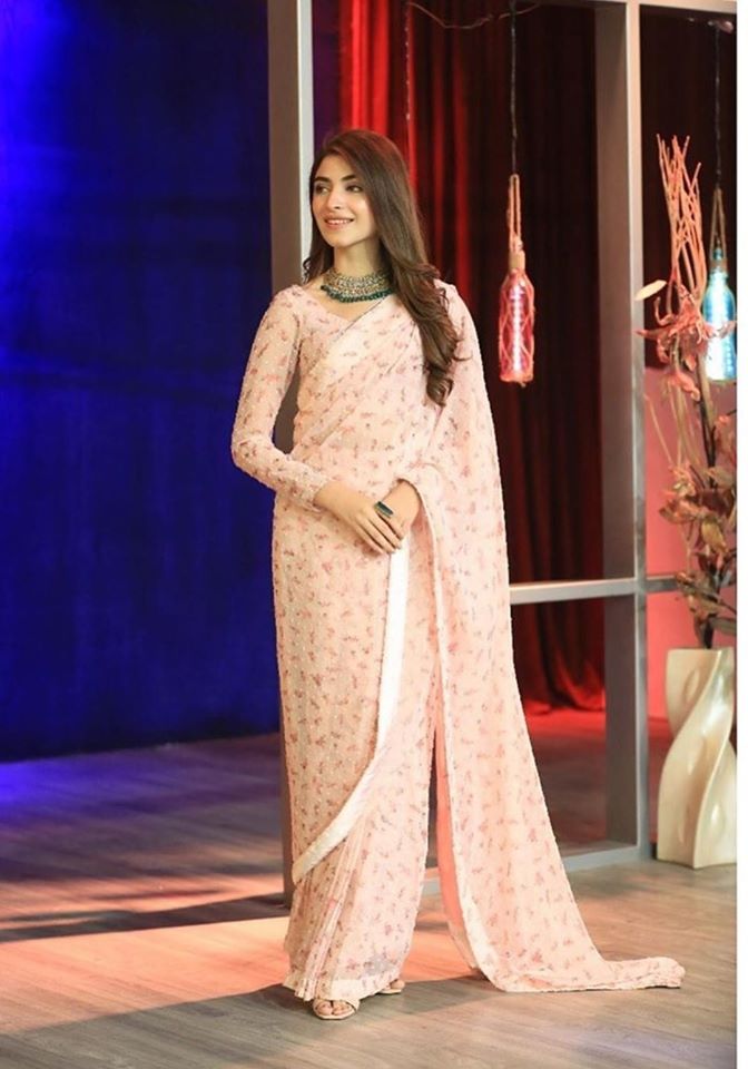 Kinza Hashmi looks stunning in this Beautiful Saree on the set of Bol Nights with Ahsan Khan