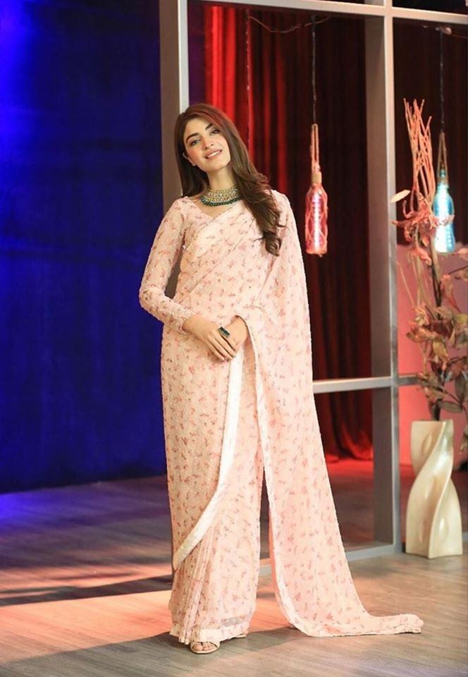 Kinza Hashmi looks stunning in this Beautiful Saree on the set of Bol Nights with Ahsan Khan