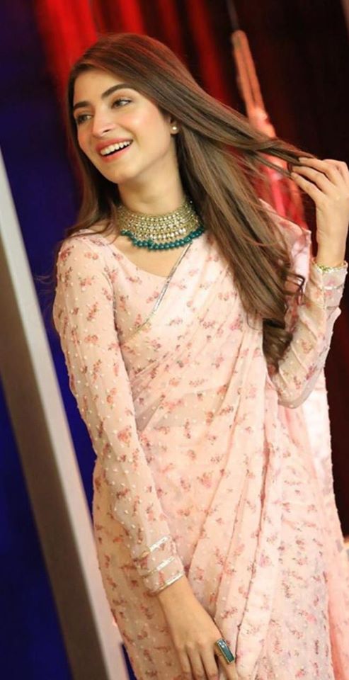 Kinza Hashmi looks stunning in this Beautiful Saree on the set of Bol Nights with Ahsan Khan