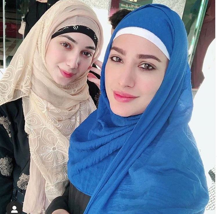 Mehwish Hayat Umrah Pictures with her Mother and Brother Danish