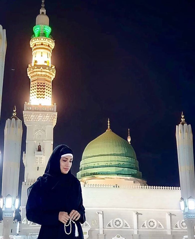 Mehwish Hayat Umrah Pictures with her Mother and Brother Danish
