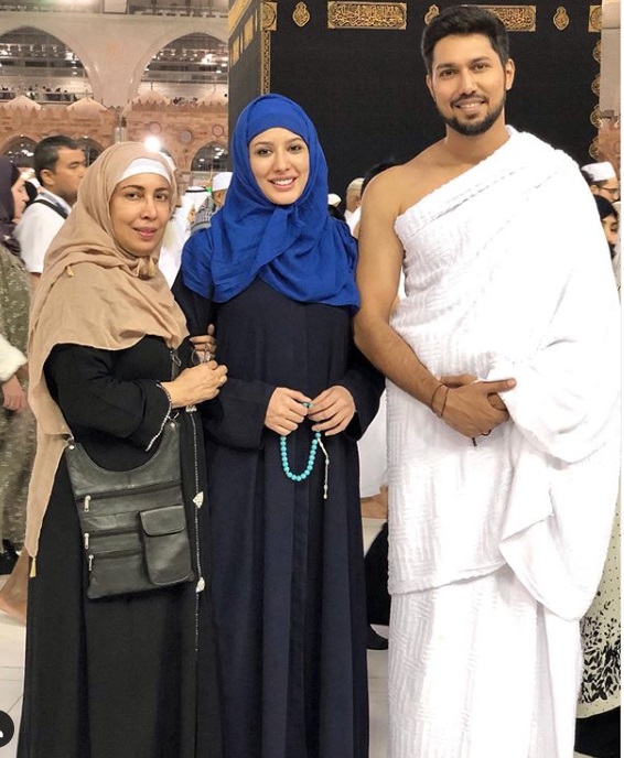 Mehwish Hayat Umrah Pictures with her Mother and Brother Danish