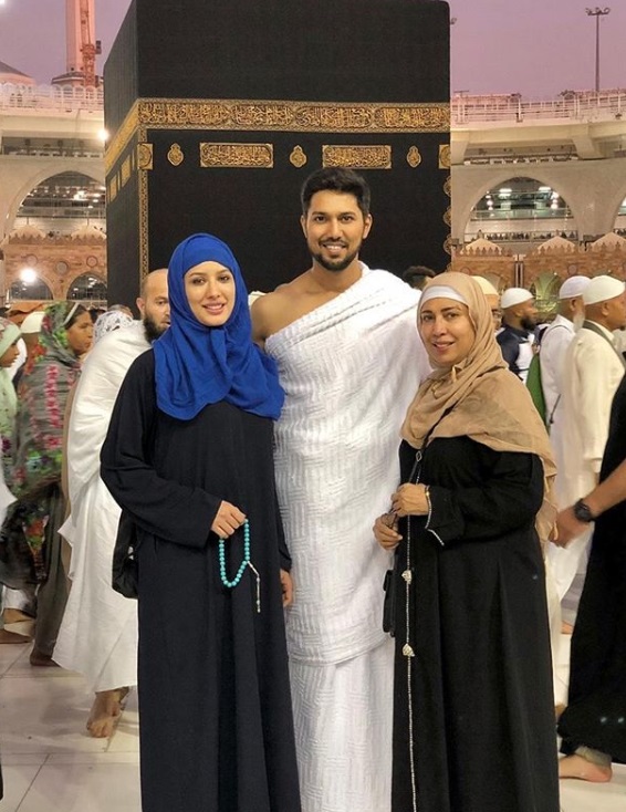 Mehwish Hayat Umrah Pictures with her Mother and Brother Danish
