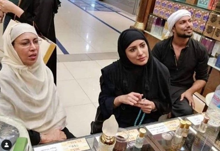 Mehwish Hayat Umrah Pictures with her Mother and Brother Danish