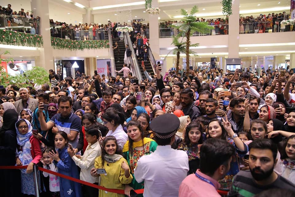 Mere Pass Tum Ho Cast Met Their Fans at Dolmen Mall Clifton Karachi