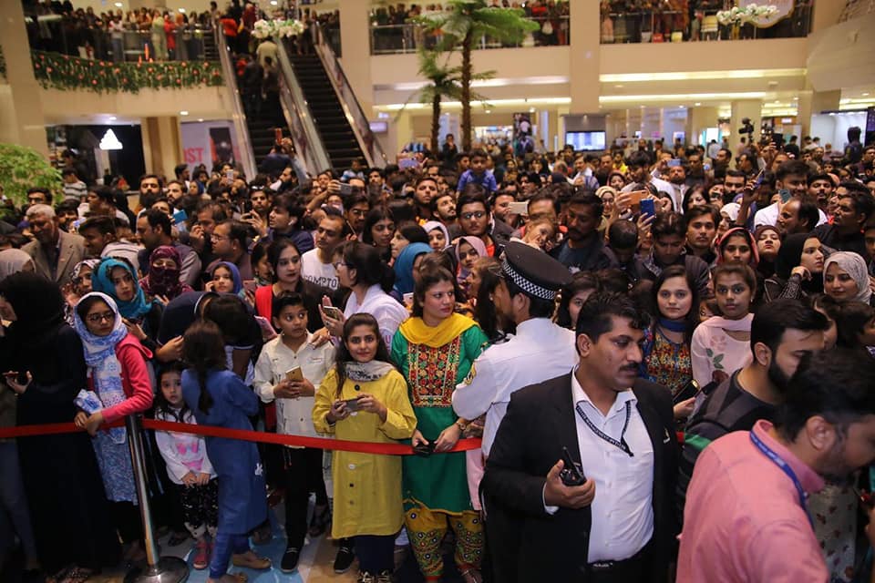 Mere Pass Tum Ho Cast Met Their Fans at Dolmen Mall Clifton Karachi