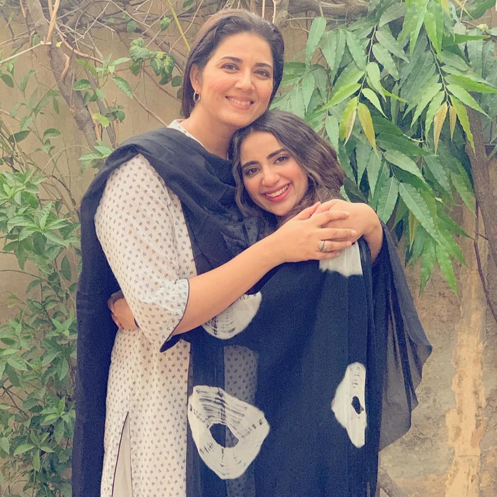 Saboor Aly shares endearing picture with Savera Nadeem