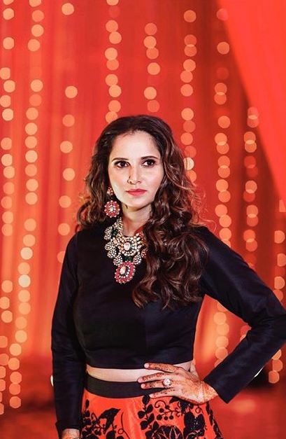 Beautiful Pictures of Sania Mirza with Family from her Sister Anam Mirza's Mehndi Event
