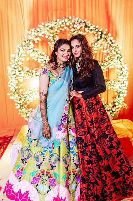 Beautiful Pictures of Sania Mirza with Family from her Sister Anam Mirza's Mehndi Event