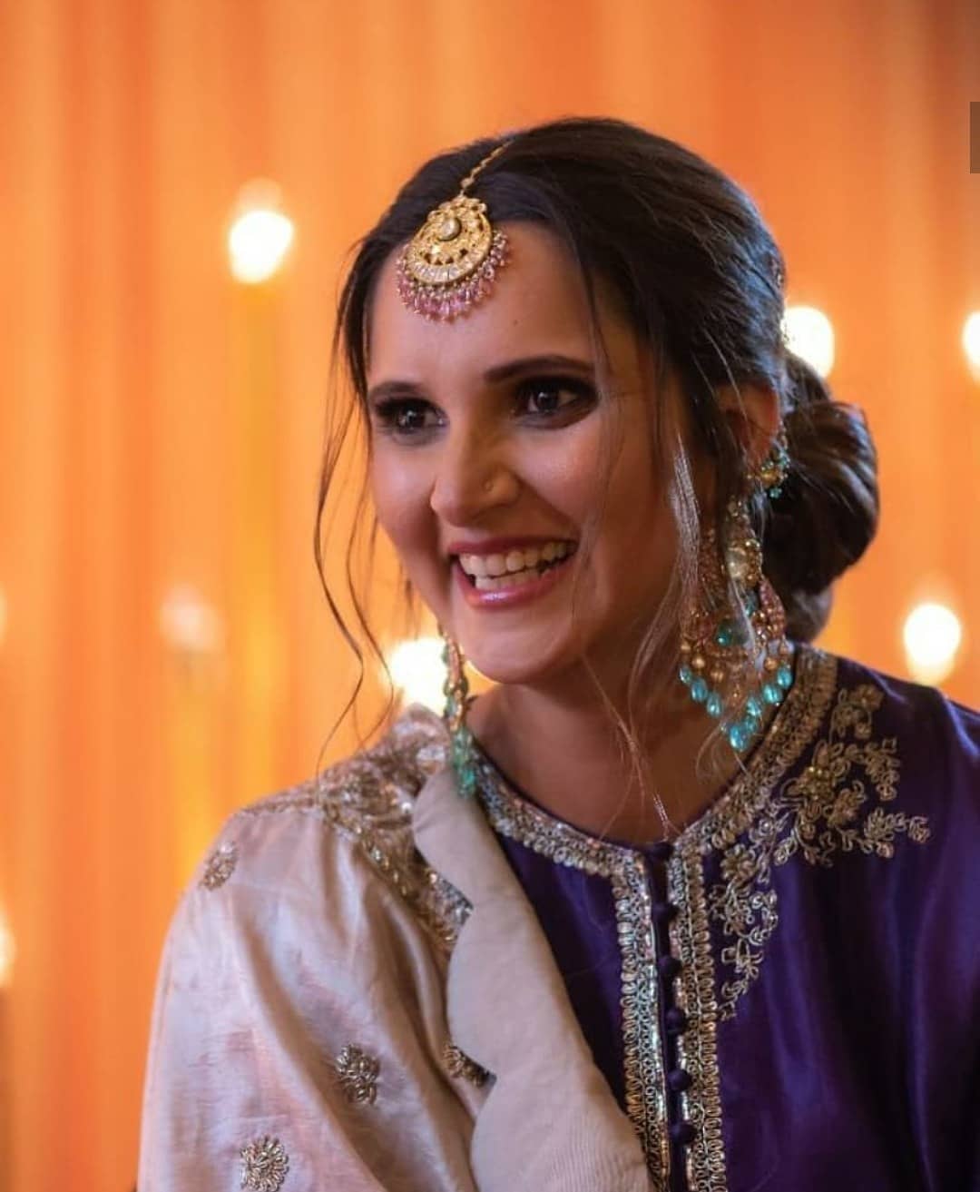 Beautiful Pictures of Sania Mirza with Family from her Sister Anam Mirza's Mehndi Event