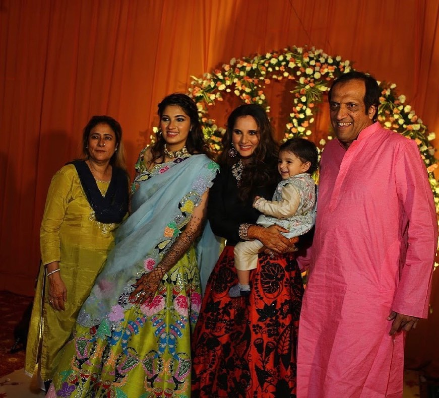 Beautiful Pictures of Sania Mirza with Family from her Sister Anam Mirza's Mehndi Event