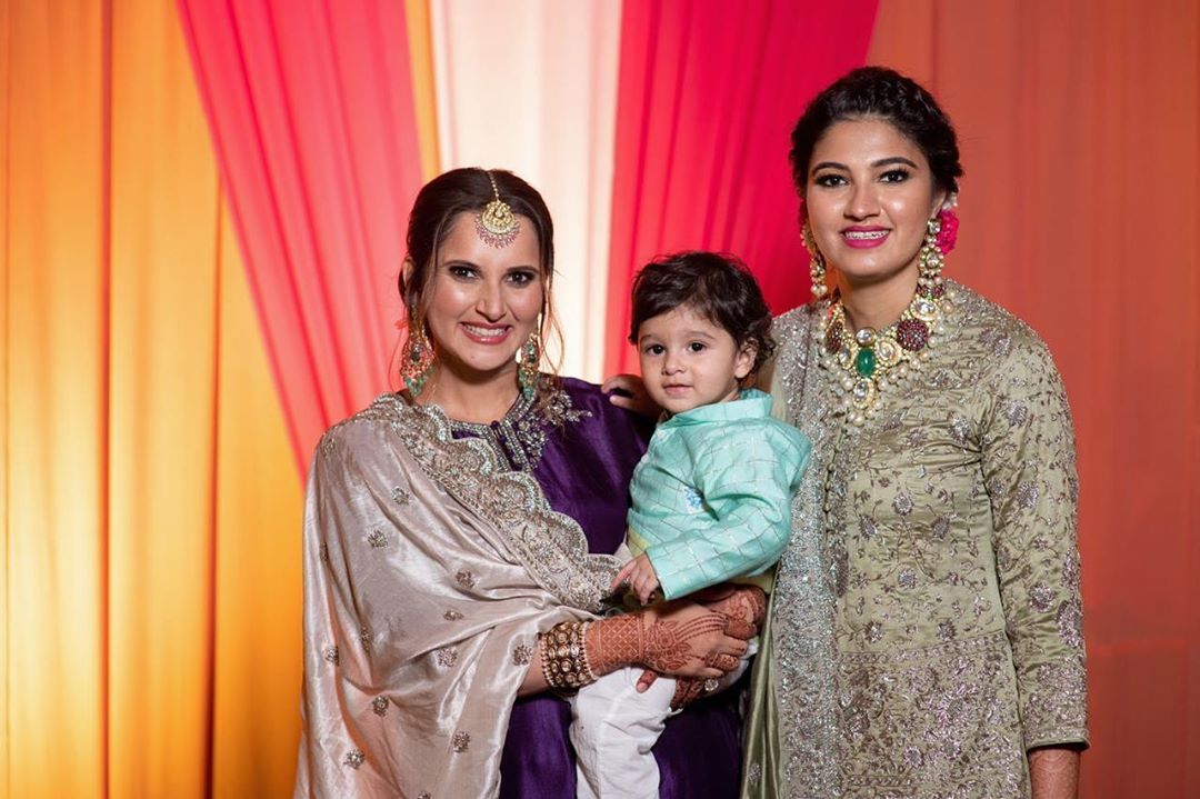 Beautiful Pictures of Sania Mirza with Family from her Sister Anam Mirza's Mehndi Event