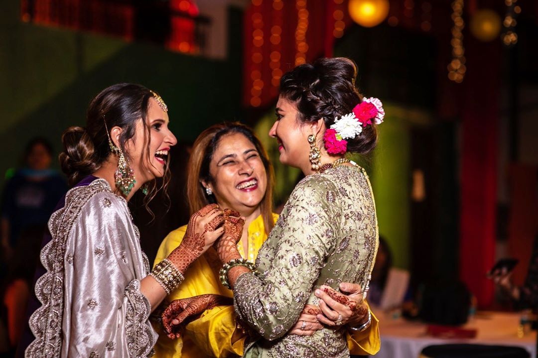 Beautiful Pictures of Sania Mirza with Family from her Sister Anam Mirza's Mehndi Event