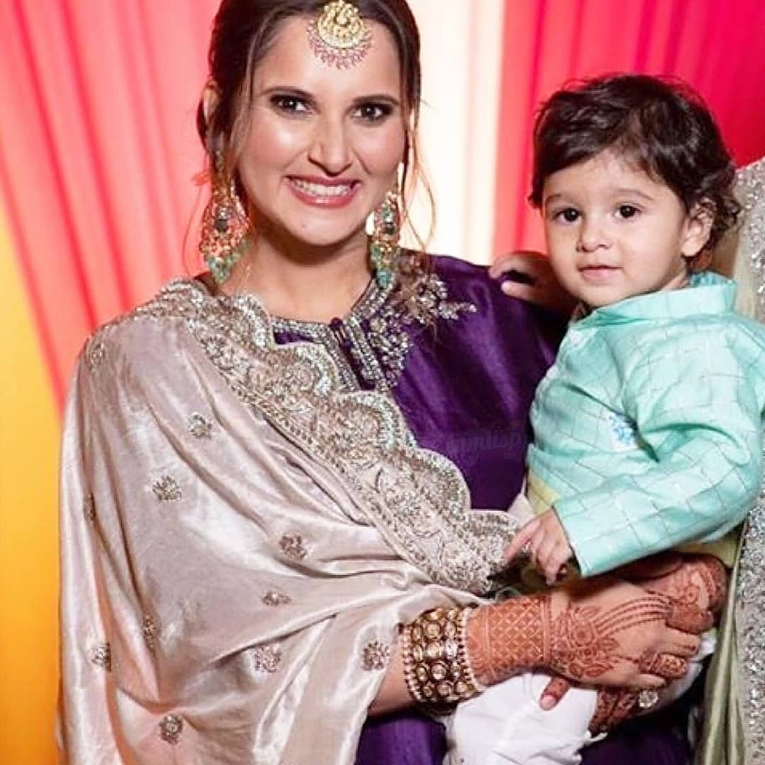 Beautiful Pictures of Sania Mirza with Family from her Sister Anam Mirza's Mehndi Event