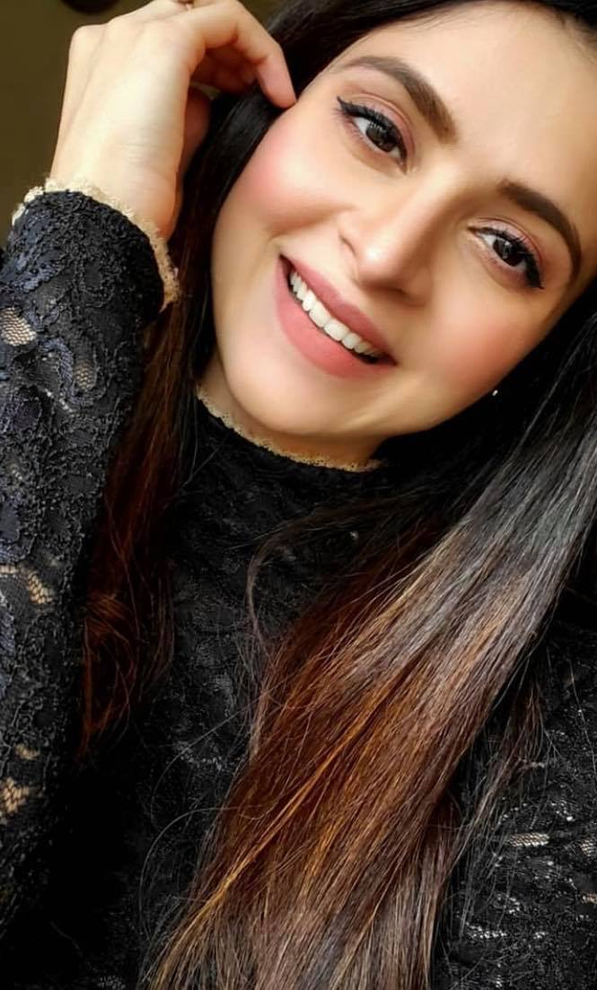 Top 16 Pakistani Actresses With Most Beautiful Smile