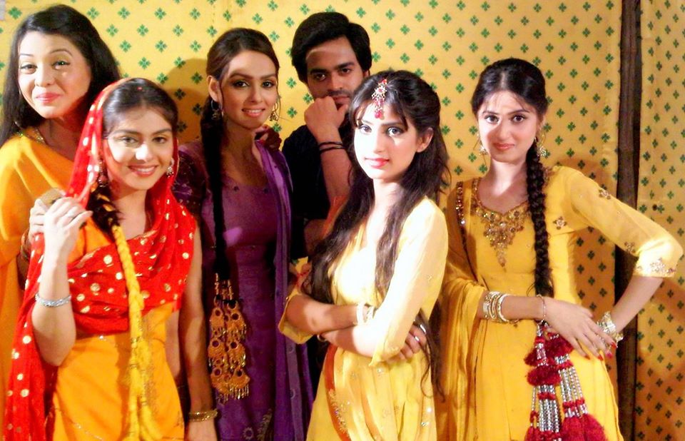 Throwback Pictures from the Set of Drama Mehmoodabad ki Malkain in 2011