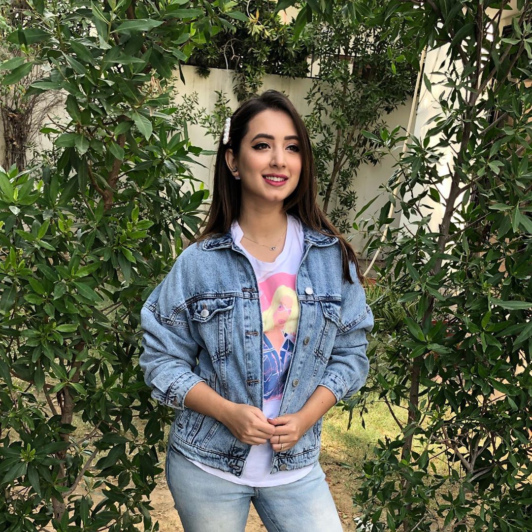 Latest Clicks of Beautiful Actress Komal Aziz