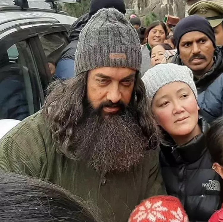 Aamir Khan Latest Photos with Fans on the Set of Laal Singh Chaddha