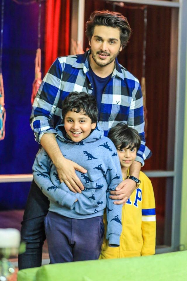 Ahsan Khan with his kids on the sets of Bol Nights