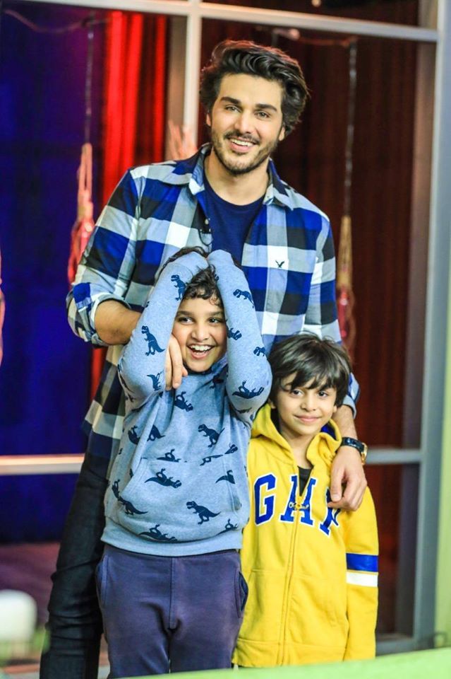 Ahsan Khan with his kids on the sets of Bol Nights