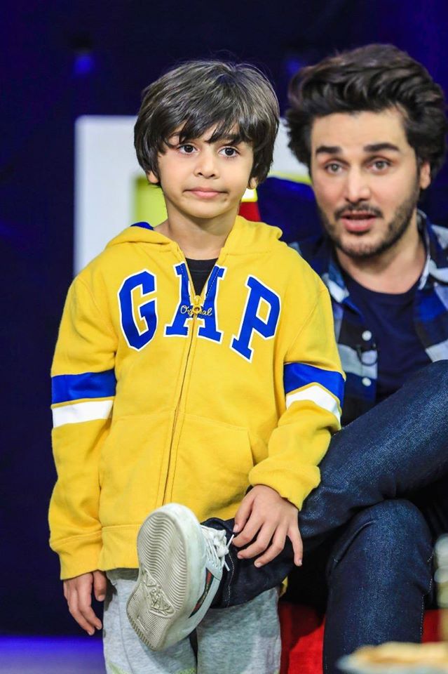 Ahsan Khan with his kids on the sets of Bol Nights