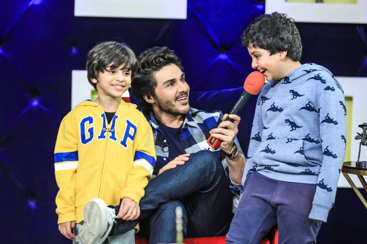 Ahsan Khan with his kids on the sets of Bol Nights