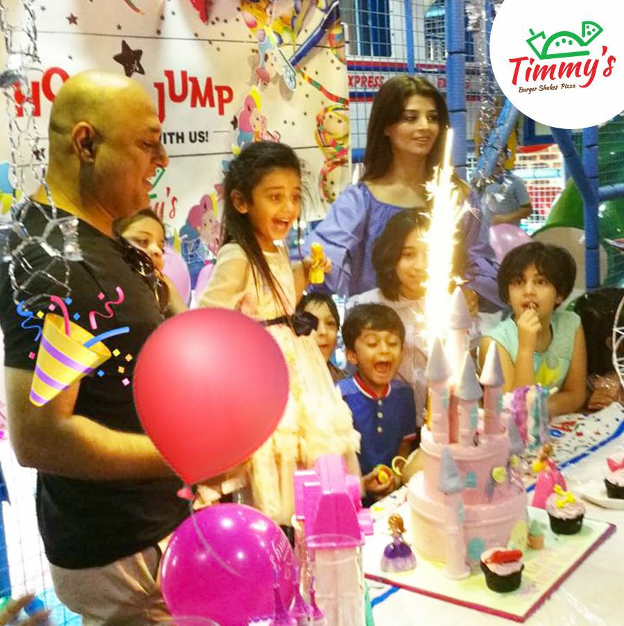 Beautiful Pictures of Singer Ali Azmat With His Wife and Kids