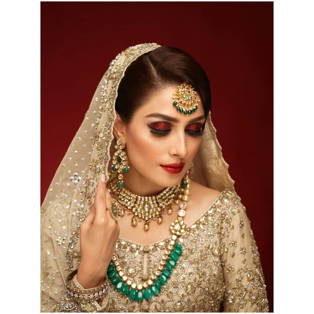 Ayeza Khan is looking Extremely Gorgeous in her Latest Shoot