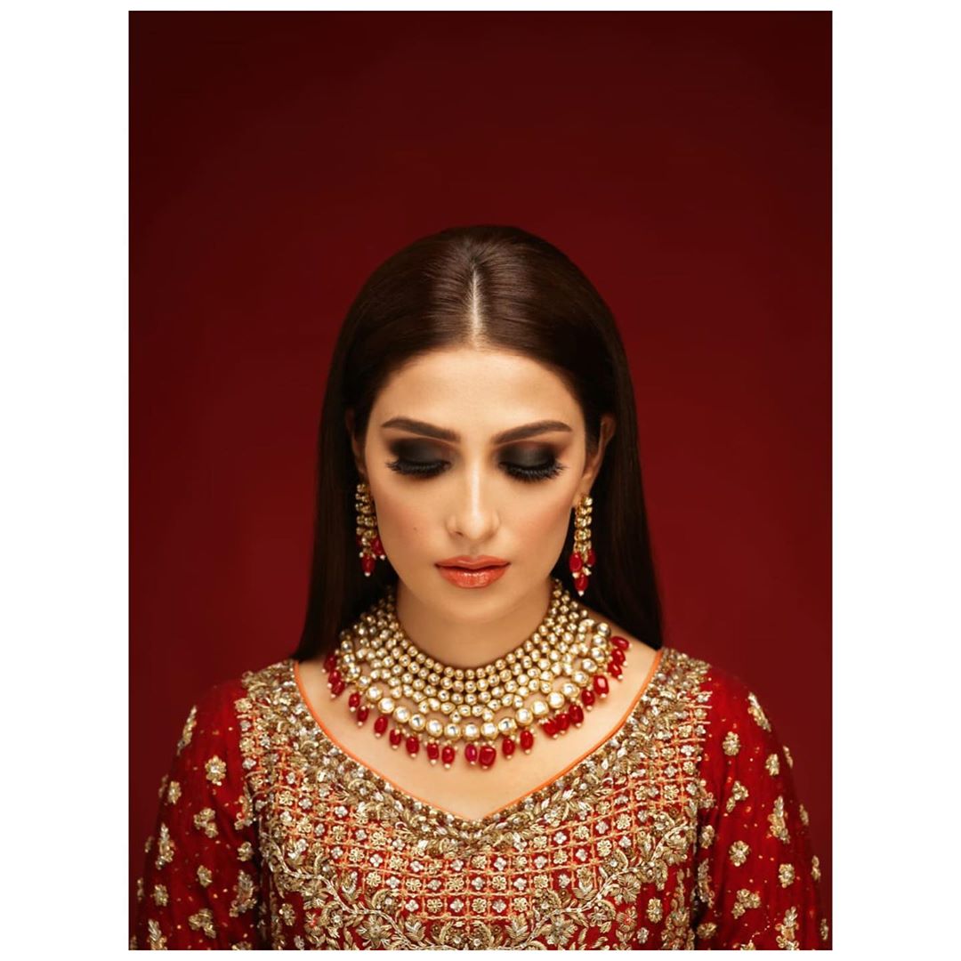 Ayeza Khan is looking Extremely Gorgeous in her Latest Shoot