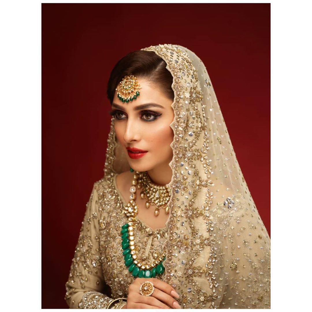 Ayeza Khan is looking Extremely Gorgeous in her Latest Shoot
