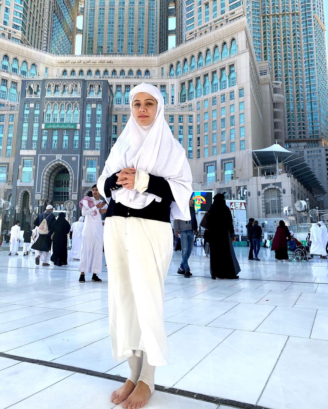 Singer Rabi Pirzada Latest Pictures from her Umrah