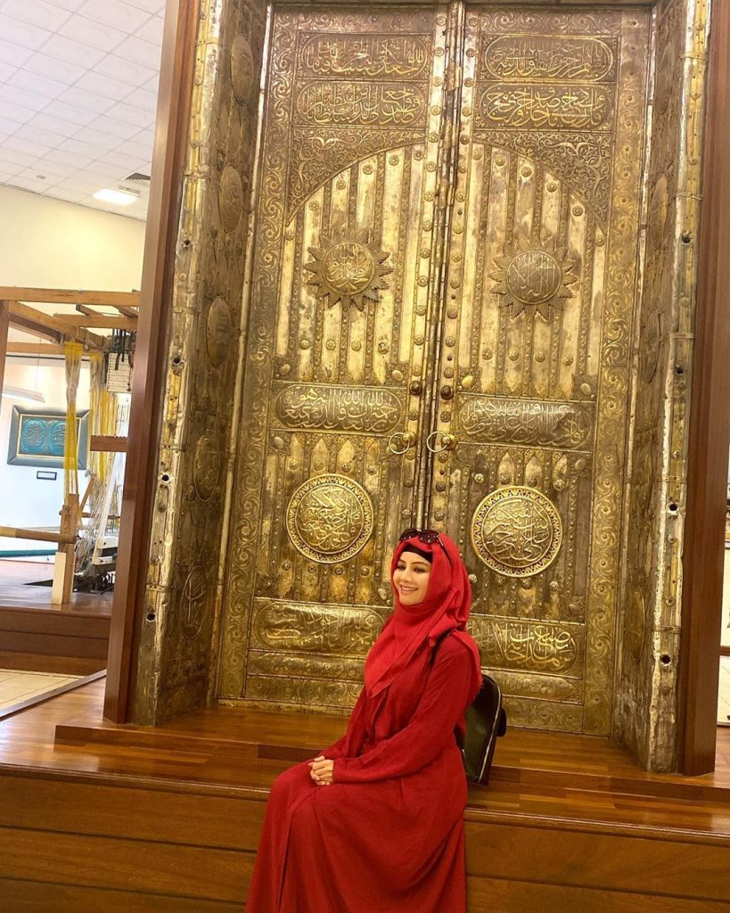 Rabi Pirzada Shares Selfie From Umrah Trip