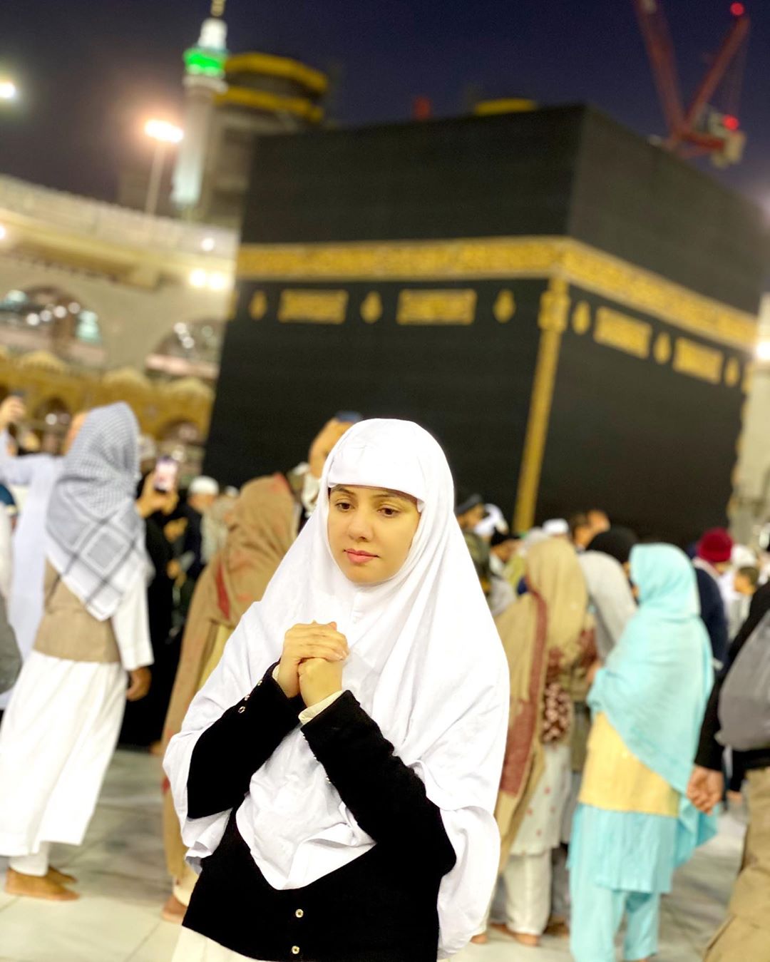 Singer Rabi Pirzada Latest Pictures from her Umrah