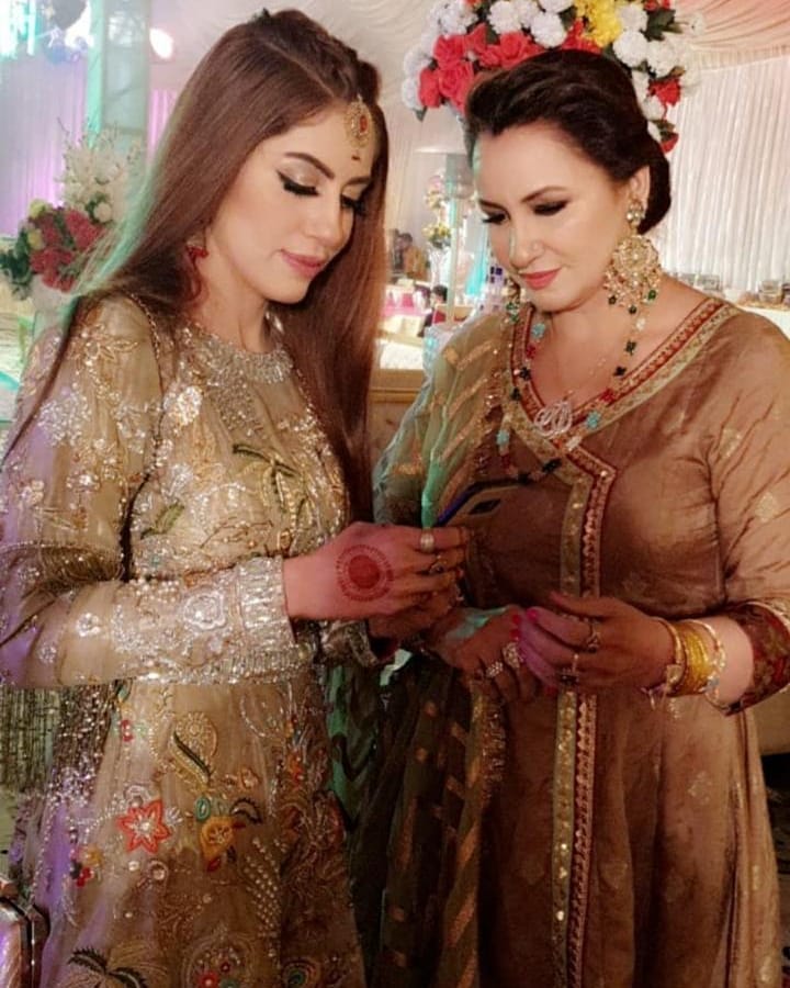 Actress Saba Faisal Beautiful Clicks with her Family from Recent Wedding