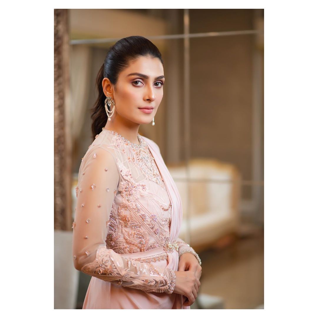 Ayeza Khan is Looking Gorgeous in this ...
