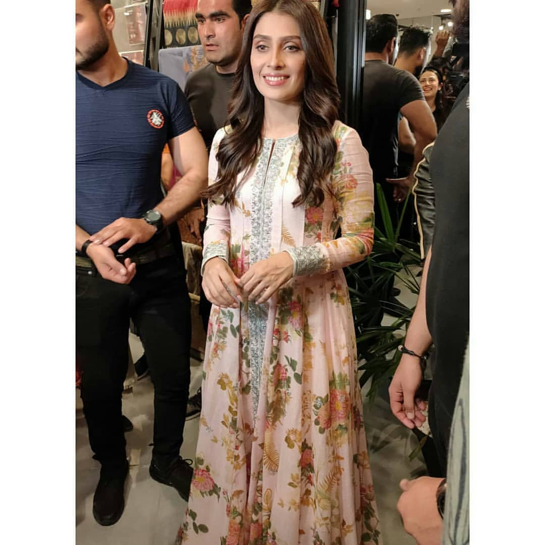 Ayeza Khan is Looking Gorgeous in this Pink Dress