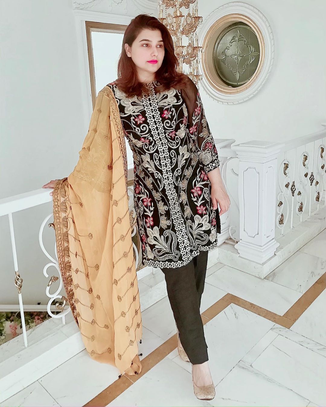 Latest Beautiful Clicks of Actress Javeria Saud with her Family