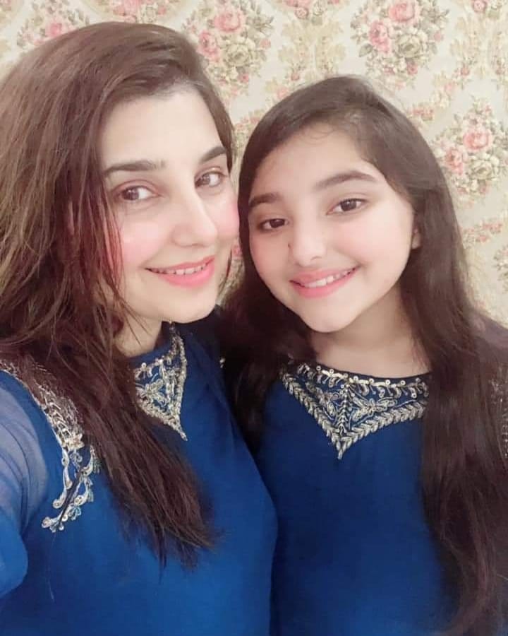 Latest Beautiful Clicks of Actress Javeria Saud with her Family