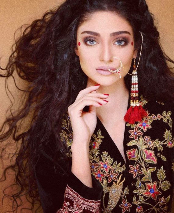 20 Pakistani Actresses With Most Beautiful Hair | Reviewit.pk