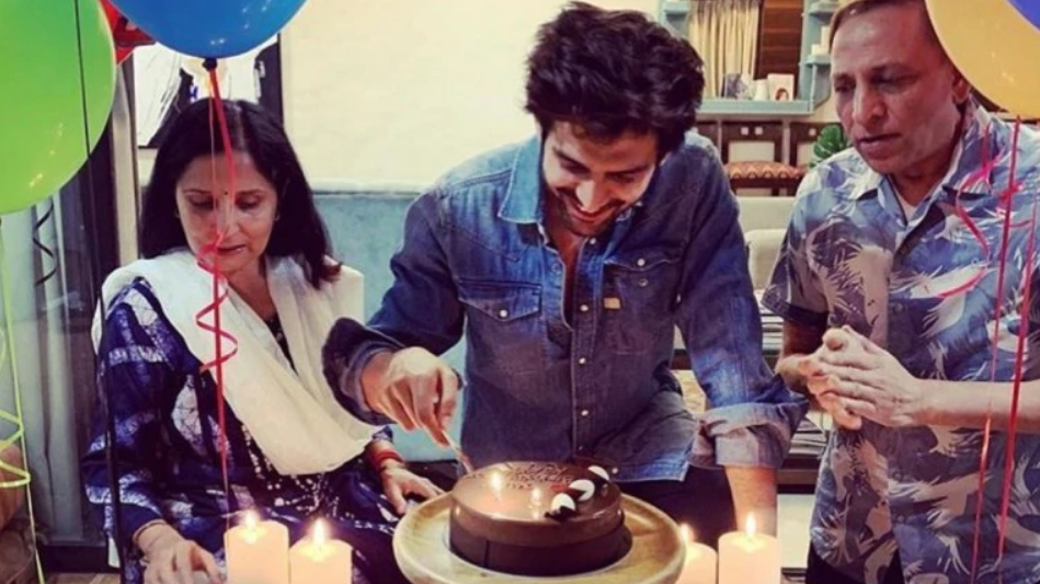 Kartik Aryan's Rare Family Pictures