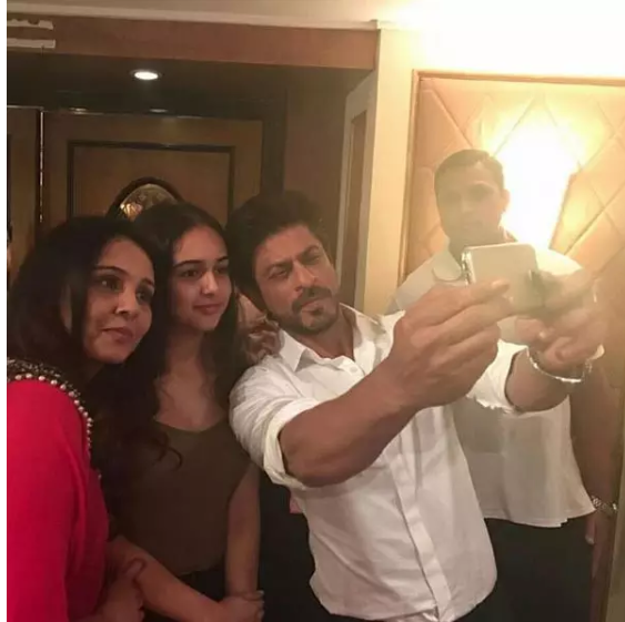 Sahrukh Khan takes a Selfie with Actress after 26 Years – Who is She?